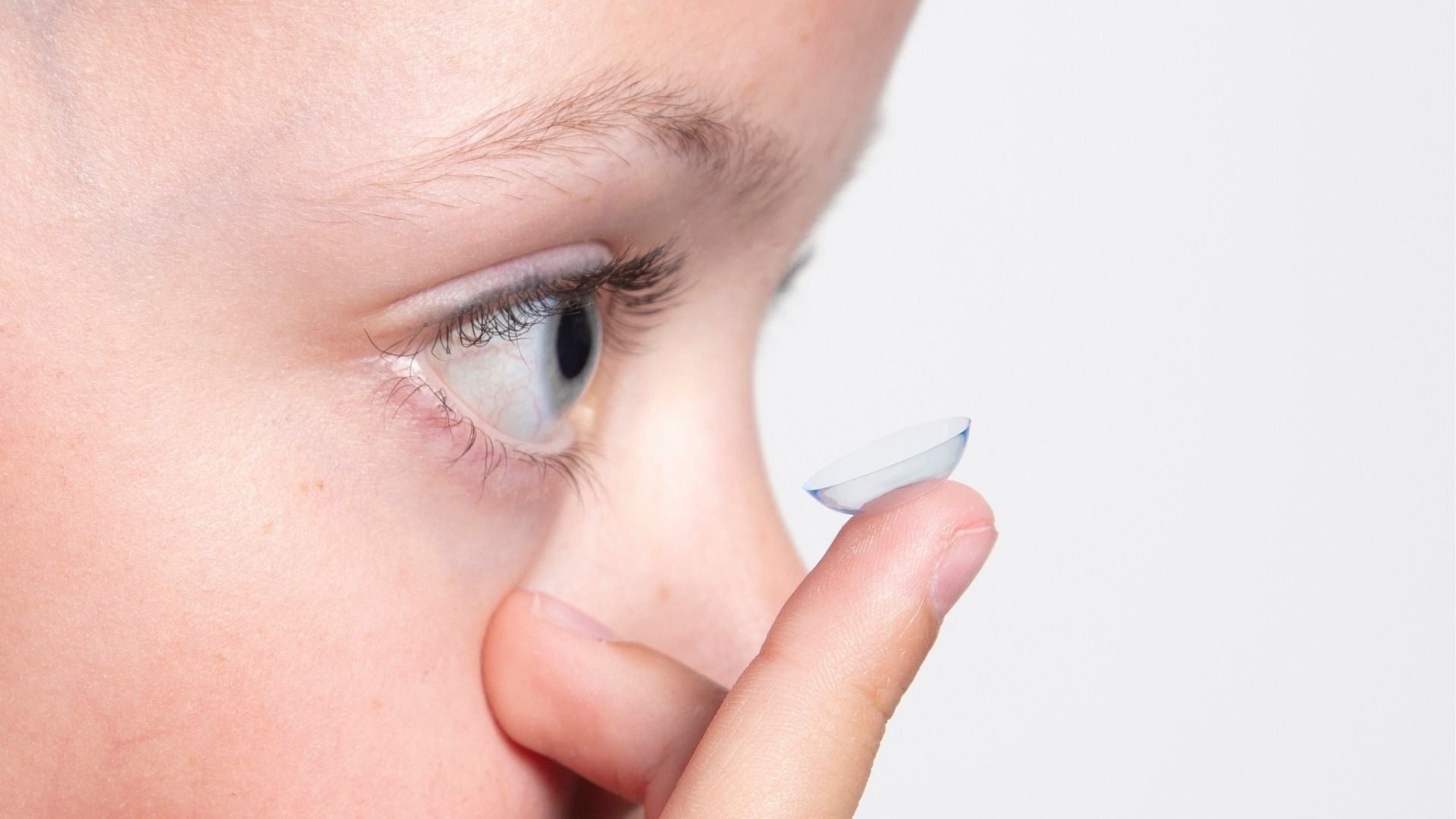 Øye med kontaktlinse